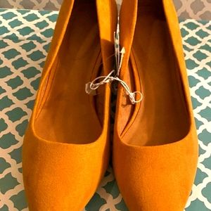 Women's (8) Mustard Block Pump Heels